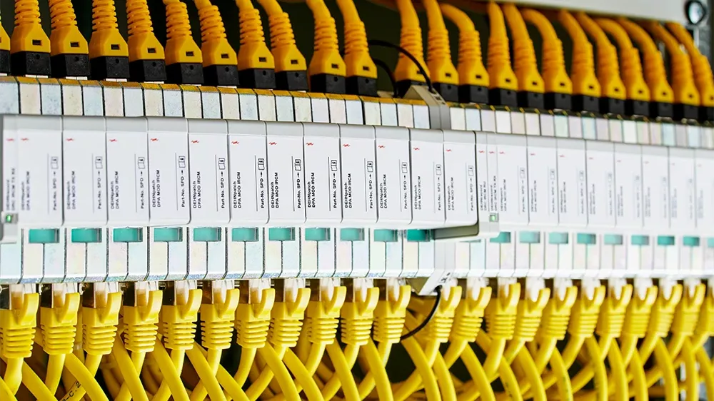 Zweiundzwanzig Überspannungsableiter in Reihe montiert und verkabelt.