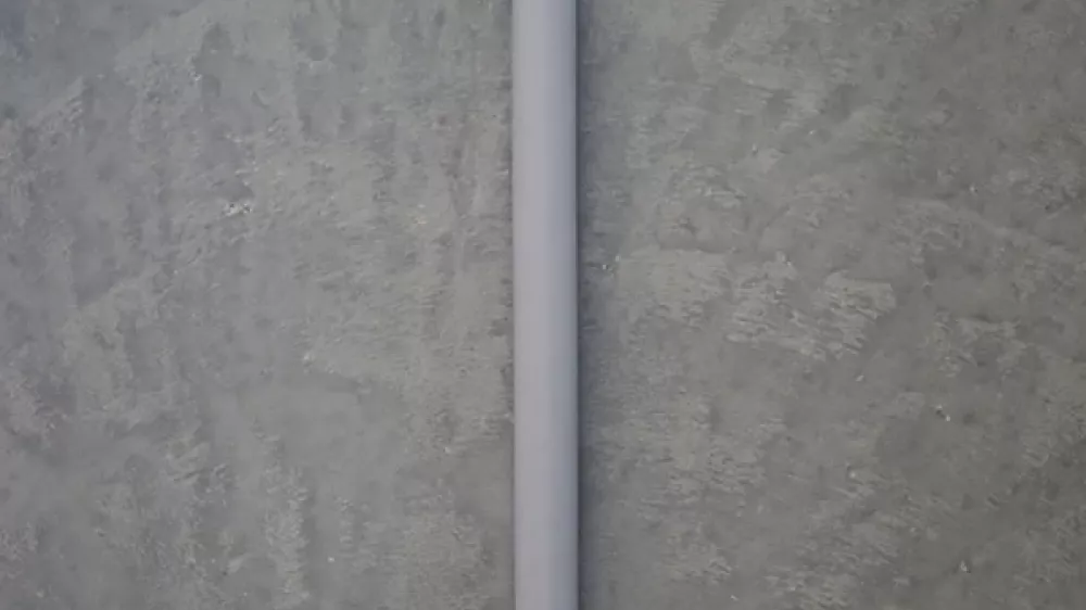 HVI light plus mit Betonwand als Hintergrund