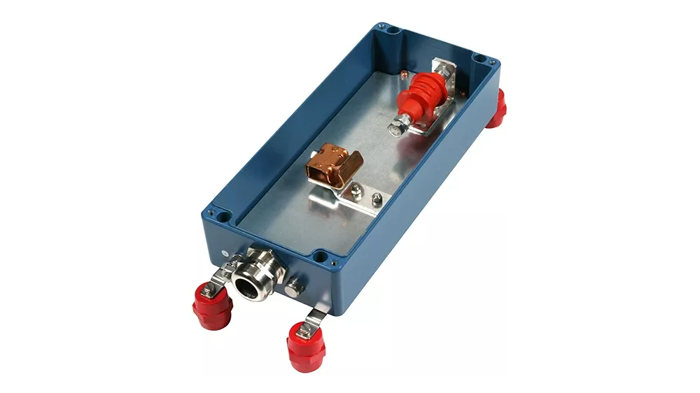 Blauer Metallkasten, geöffnet, mit roten Anschlüssen.