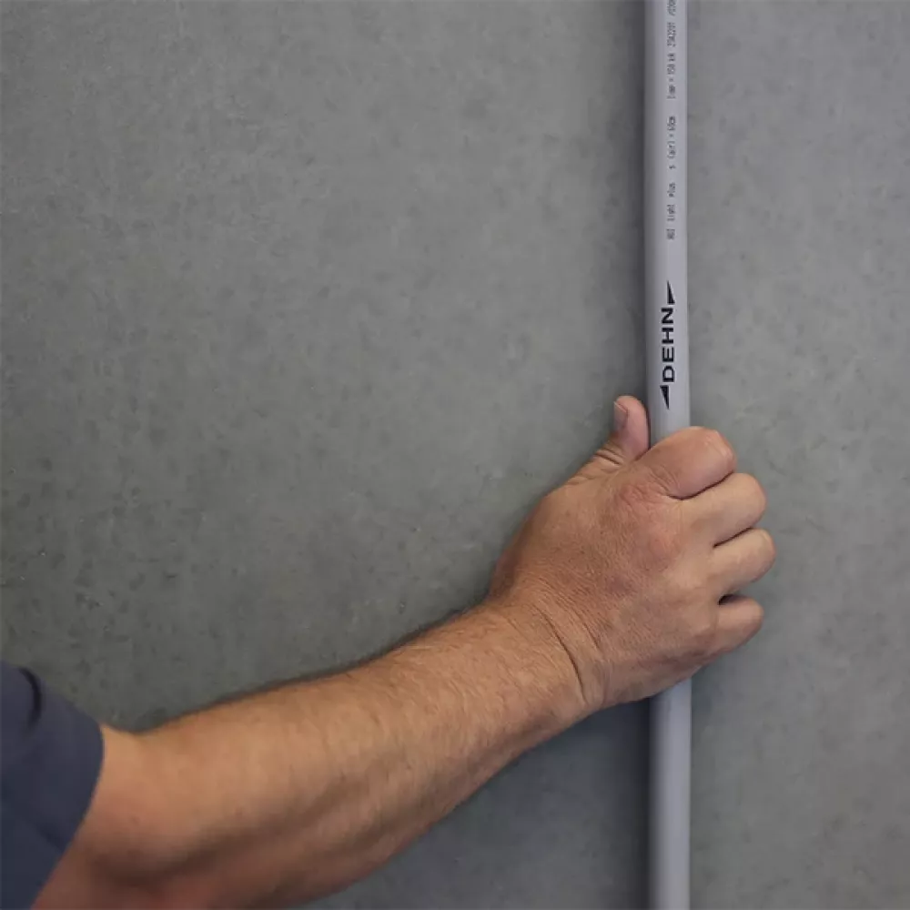 Eine Hand hält eine HVI light plus Leitung